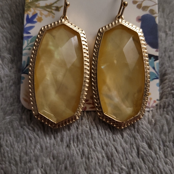 Earring - Picture 1 of 1